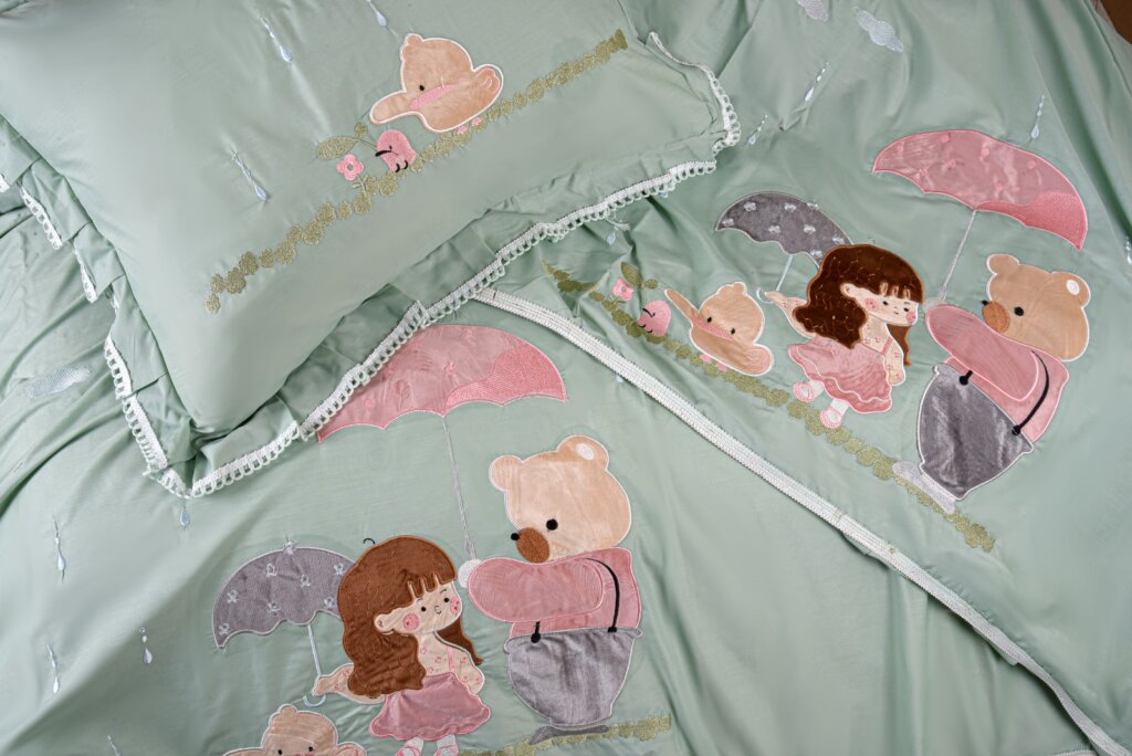 ملايات سرير اطفال مطرزة