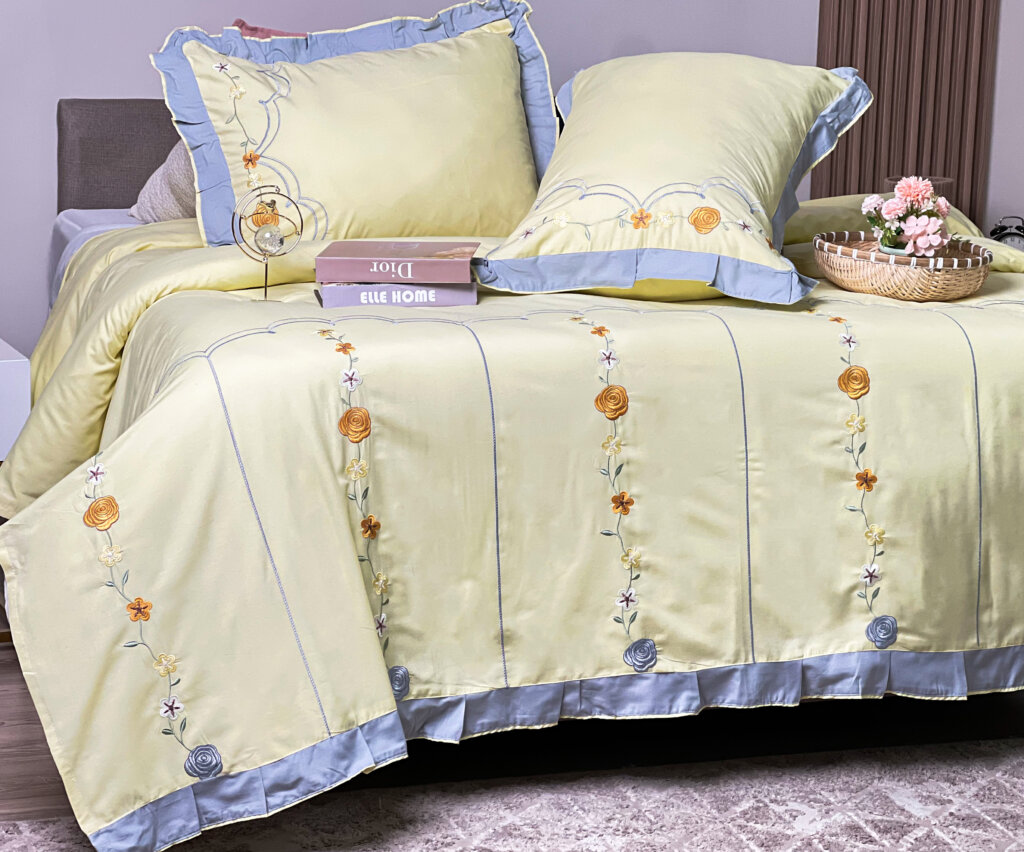 ملايات سرير اطفال مطرزة